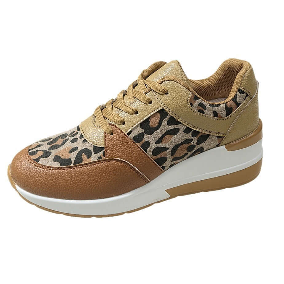 Zapatillas de cuña con estampado de leopardo para mujer — Calzado atrevido con tacón oculto
