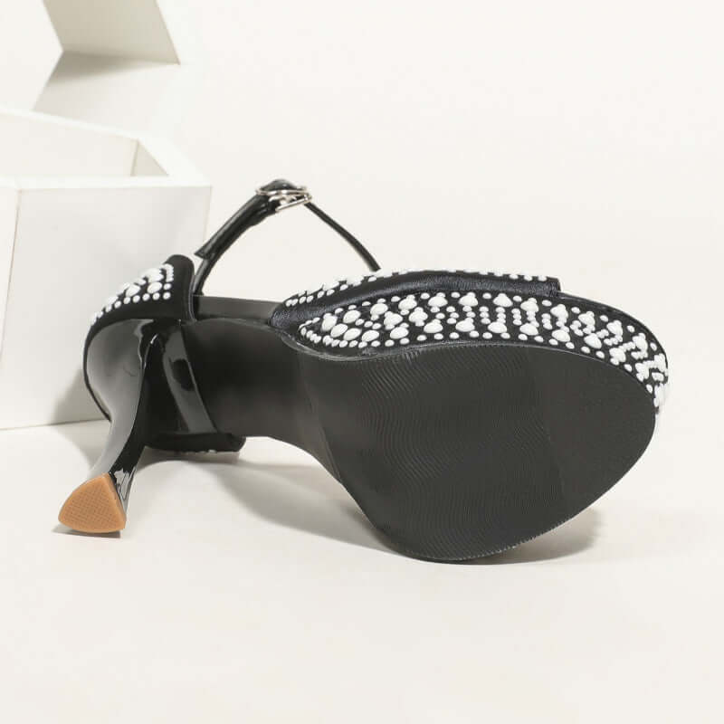 Tacones de plataforma ultra altos de moda - Calzado atrevido inspirado en la pasarela