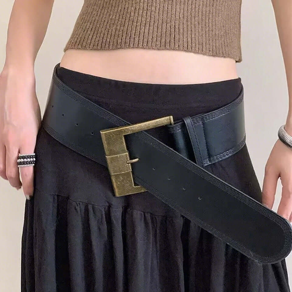 Conjunto femenino que realza la figura con cinturón llamativo — Segura y Chic