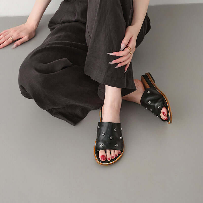 Sandalias de diapositiva con tachuelas para mujer