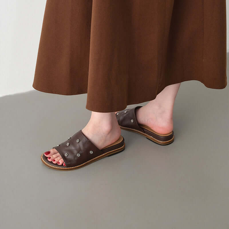 Sandalias de diapositiva con tachuelas para mujer