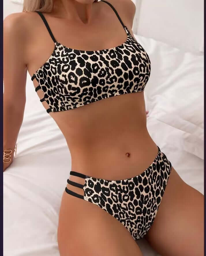 Traje de baño ajustado con estampado de leopardo, colores contrastantes y abertura, tipo push up