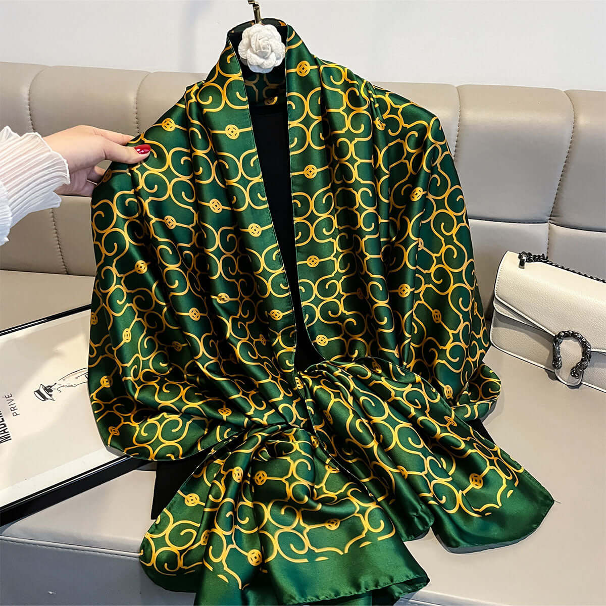 Chal verde elegante y versátil para mujer