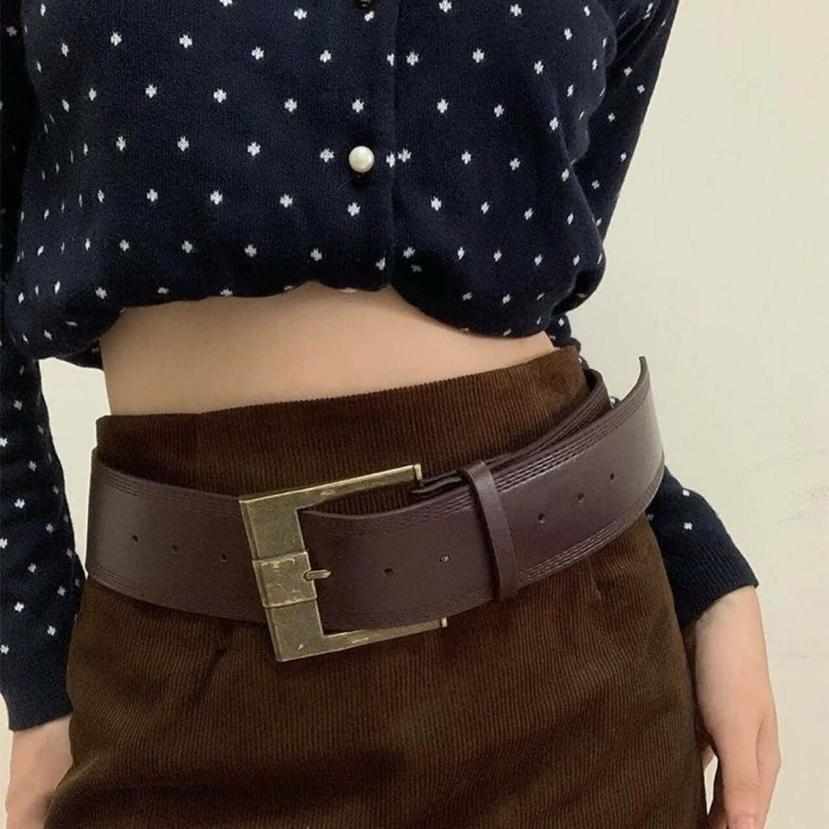 Conjunto femenino que realza la figura con cinturón llamativo — Segura y Chic