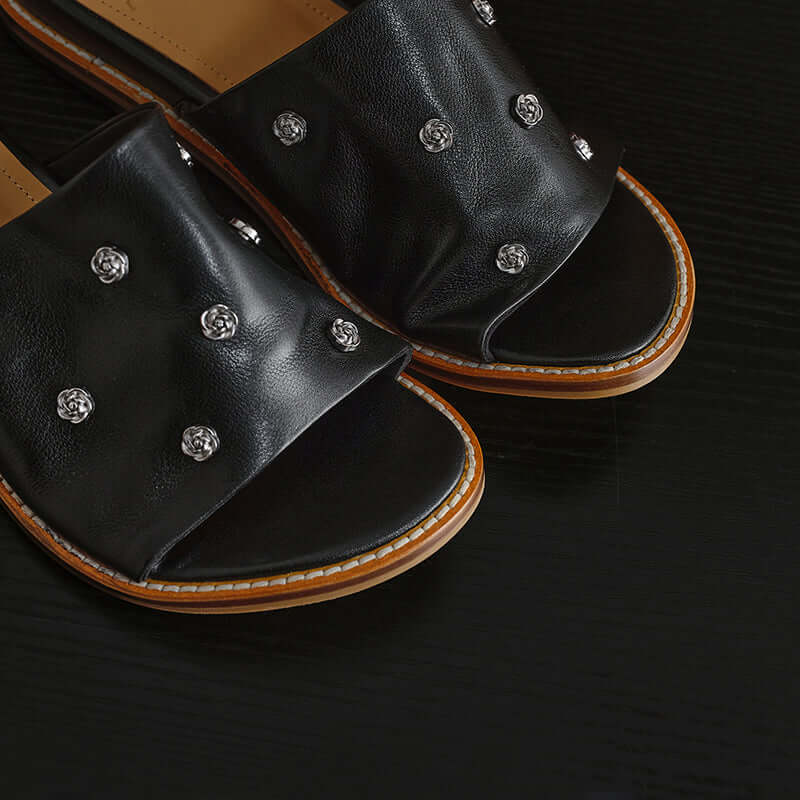 Sandalias de diapositiva con tachuelas para mujer