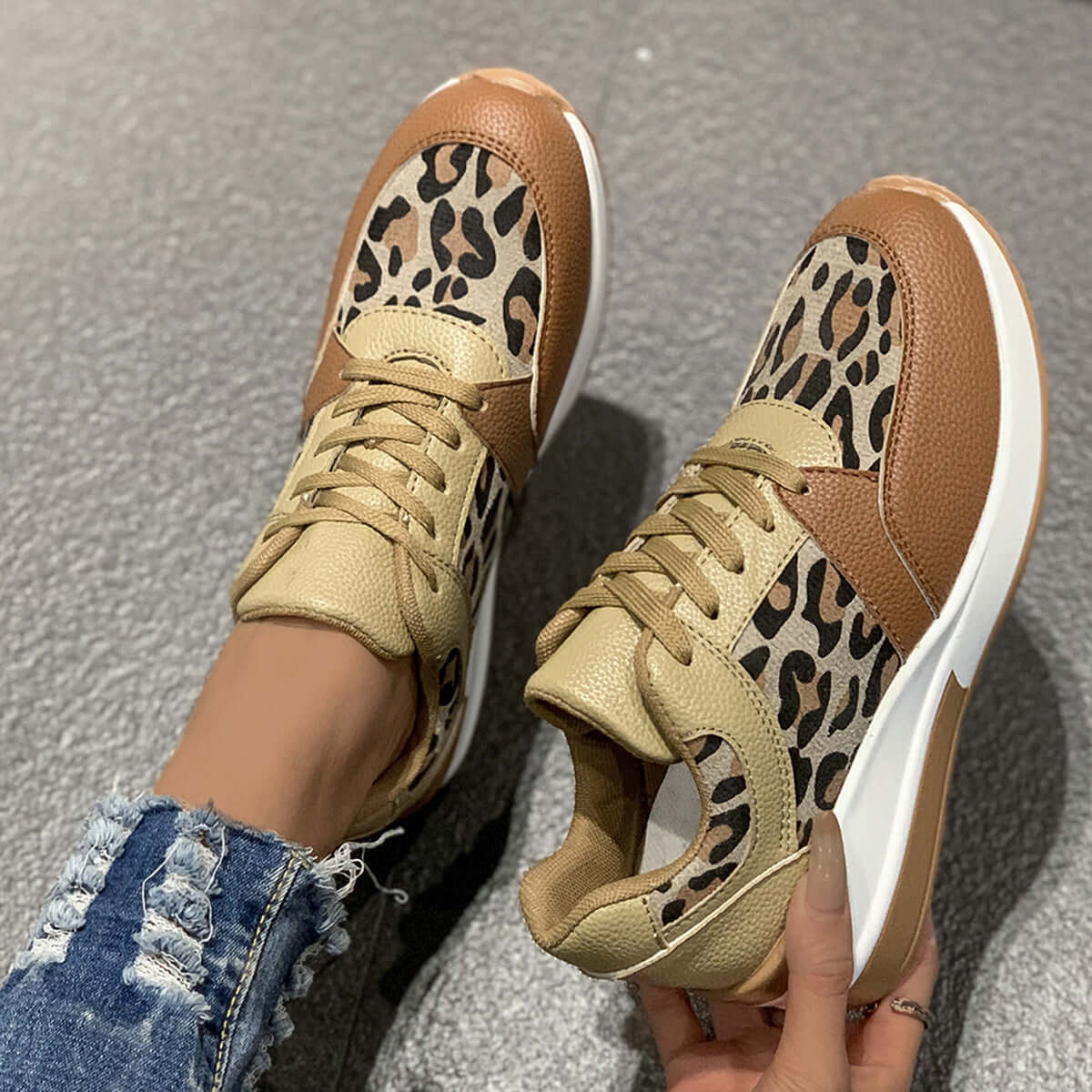 Zapatillas de cuña con estampado de leopardo para mujer — Calzado atrevido con tacón oculto