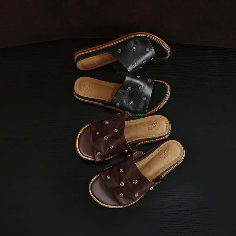 Sandalias de diapositiva con tachuelas para mujer