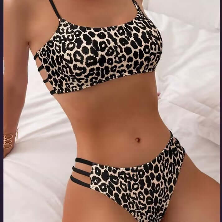 Traje de baño ajustado con estampado de leopardo, colores contrastantes y abertura, tipo push up