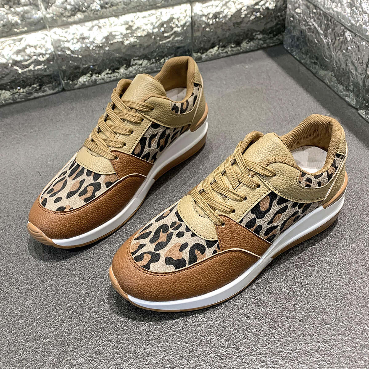 Zapatillas de cuña con estampado de leopardo para mujer — Calzado atrevido con tacón oculto