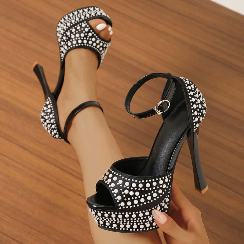 Tacones de plataforma ultra altos de moda - Calzado atrevido inspirado en la pasarela