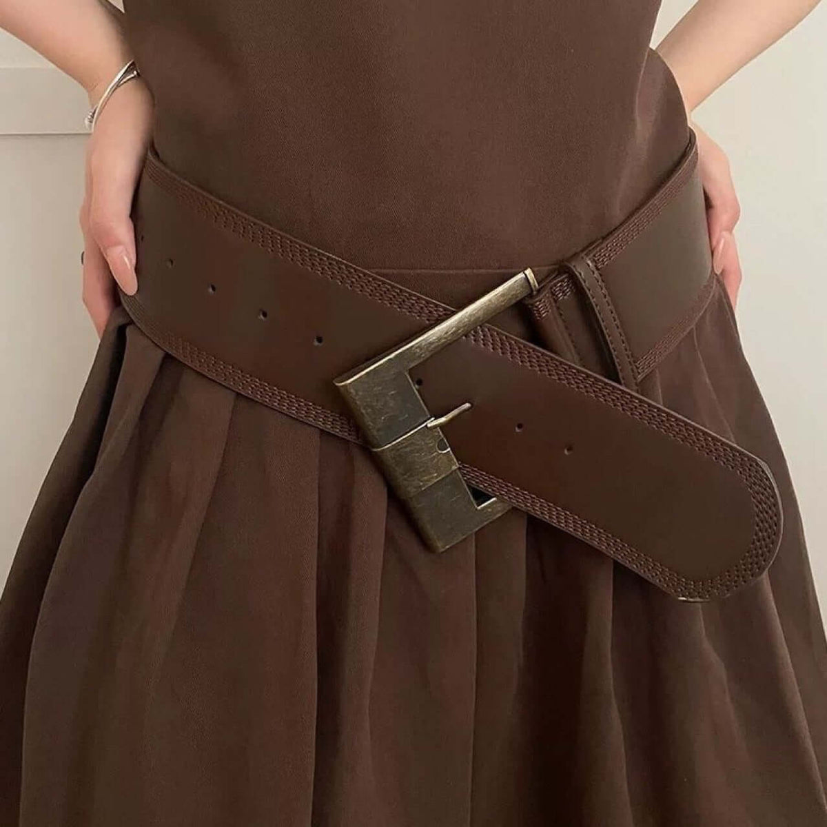 Conjunto femenino que realza la figura con cinturón llamativo — Segura y Chic